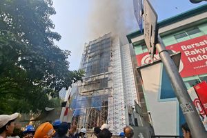 Proyek Gedung Bertingkat di Cikini Jakpus Terbakar, Api Muncul dari Lantai 3