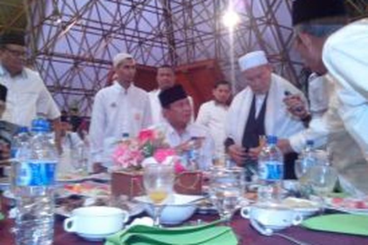 Calon presiden nomor urut 1 Prabowo Subianto saat bersilaturahim dengan salah satu ulama Aceh, Tgk H. Usman Kuta Krueng di Aula Anjung Monmata, Banda Aceh, Rabu (11/6/2014) sore.