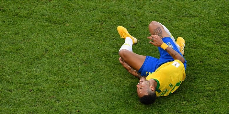 Ekspresi penyerang Brasil, Neymar, dalam laga babak 16 besar Piala Dunia 2018 kontra Meksiko di Samara Arena, Samara, Rusia pada 2 Juli 2018.