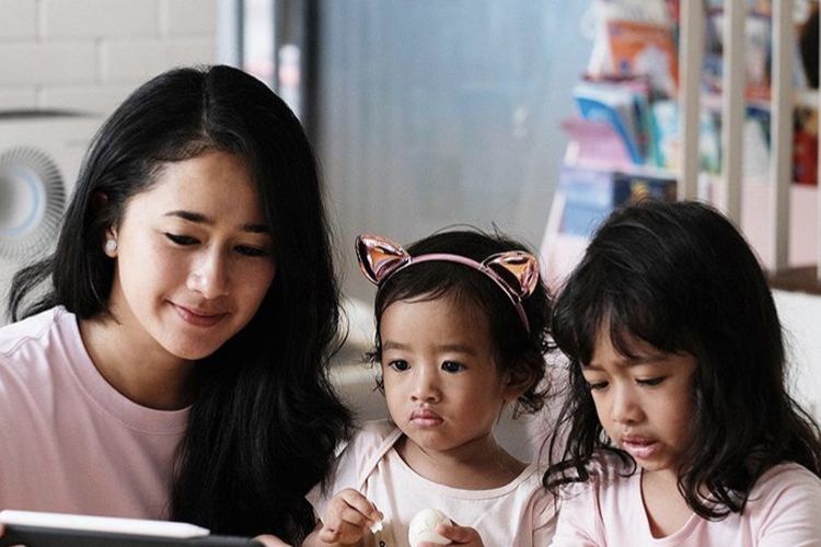 Nucha Bachri dan anak-anaknya.