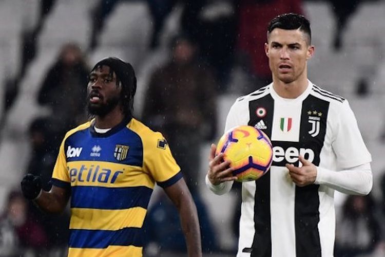 Cristiano Ronaldo membawa bola ke titik tengah pertandingan Juventus vs Parma di Stadion Allianz, Turin, dalam lanjutan Serie A , Liga Italia, 2 Februari 2019. 