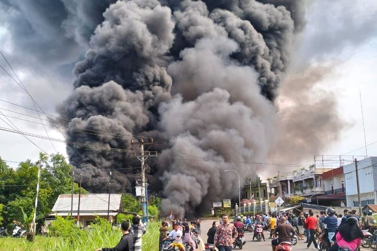 Gudang minyak ilegal terbakar