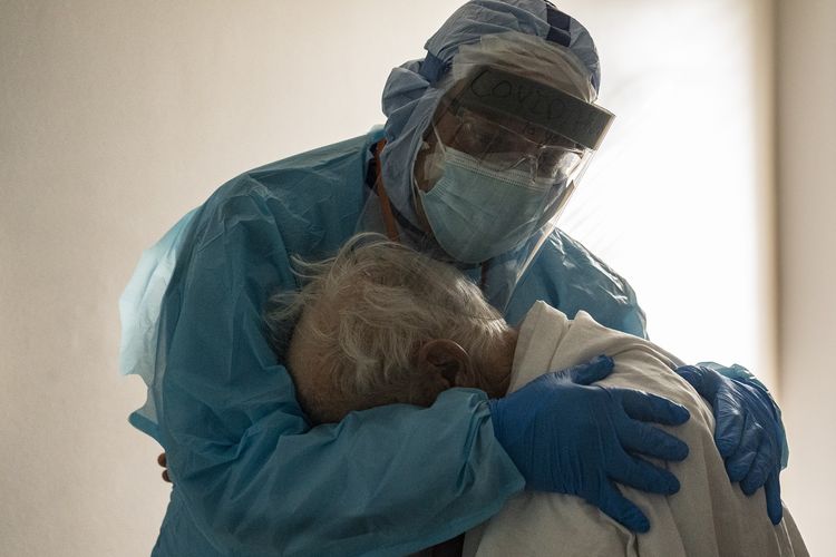 Dalam foto yang diambil pada 26 November 2020, Dokter Joseph Varon memeluk seorang pasien lansia di Ruang Perawatan Intensif (ICU) khusus pasien Covid-19 di Rumah Sakit United Memorial di Houston, Texas, Amerika Serikat (AS).