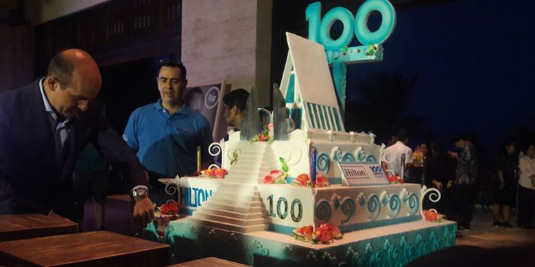 Pemotongan kue oleh GM Conrad Bali, Andreas Justkowiak dalam rangka ultah ke-100 Hilton dan ultah ke-15 Conrad Bali, Jumat (31/5/2019).