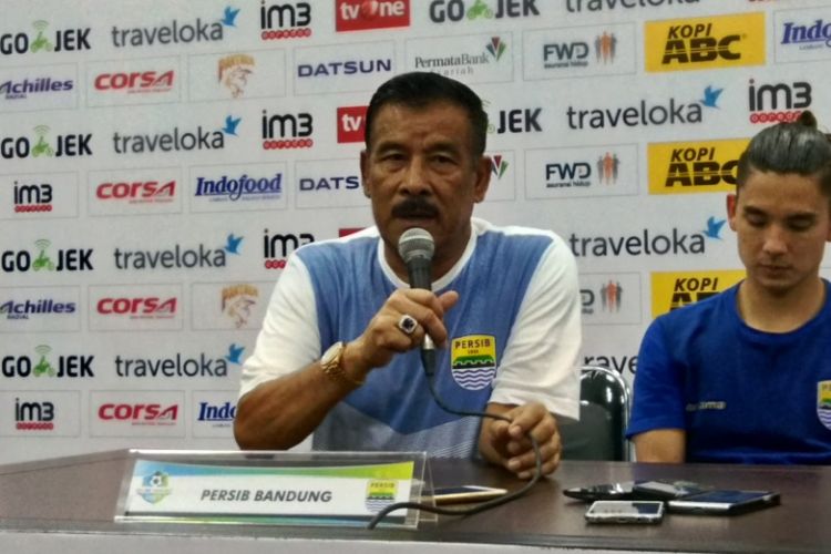 Manajer Persib Bandung Umuh Muchtar diwawancarai media usai laga Persib vs Persija, Sabtu (22/7/2017) malam.