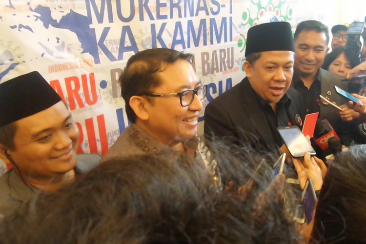 Wakil Ketua DPR RI Fahri Hamzah kembali mengeluarkan kartu merah di sela acara Mukernas KAKAMMI di Jakarta, Sabtu (3/2/2018).