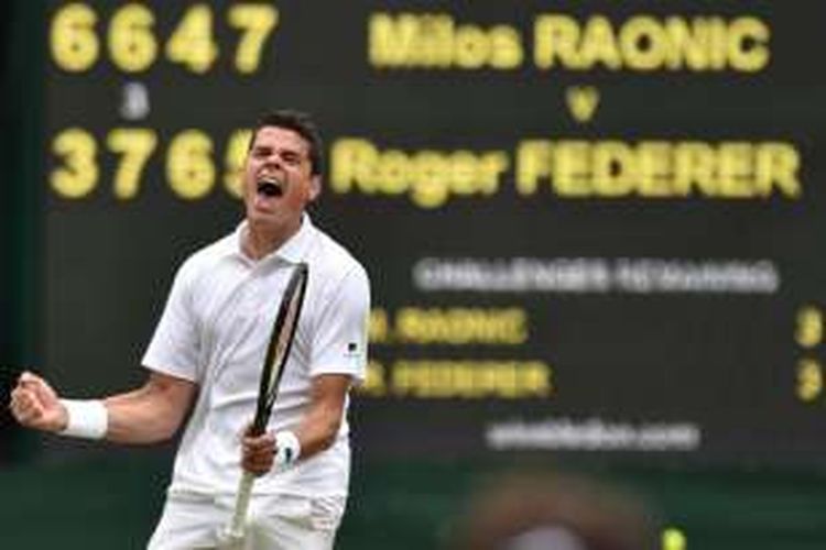 Petenis Kanada, Milos Raonic, merayakan kemenangan atas petenis Swiss, Roger Federer, pada babak semifinal turnamen Wimbledon di The All England Lawn Tennis Club, London, Jumat (8/7/2016).