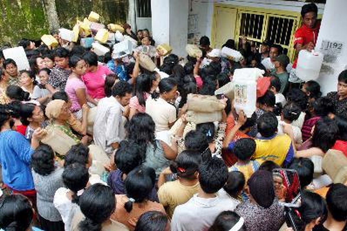 Warga kelurahan Maccini berdesak-desakan untuk membeli minyak tanah di salah satu agen di Jl Gunung Bawakaraeng, Makassar, Rabu (16/1). Warga sulit mendapatkan minyak tanah sejak beberapa bulan terakhir.  Tribun Timur/Ihsan Mustakim.