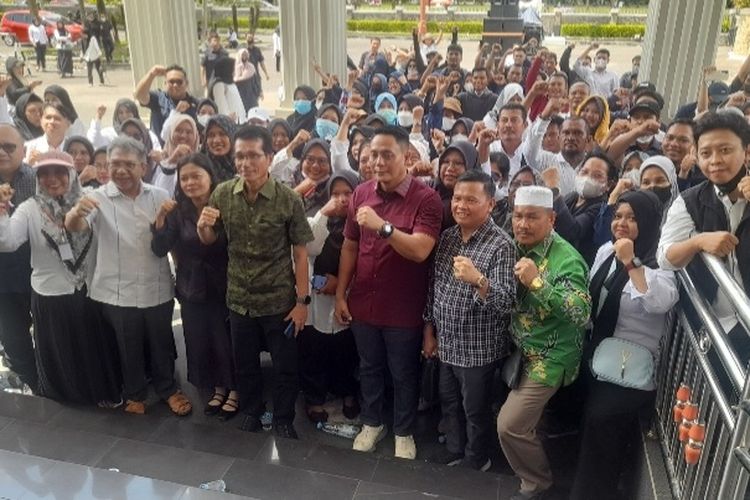 Sudah 16 Tahun Jadi Honorer Gaji Tak Sampai UMP, Malah Sering Telat Dibayar