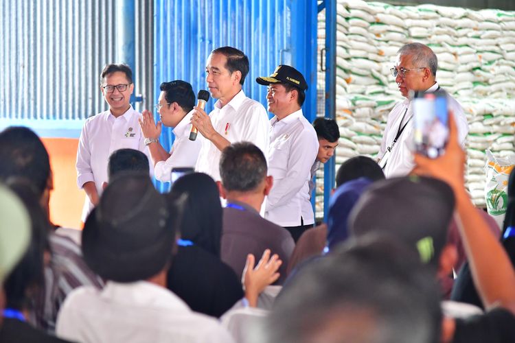 Presiden Joko Widodo saat menyerahkan bantuan pangan cadangan beras pemerintah kepada keluarga penerima manfaat (KPM) di Kompleks Pergudangan Bulog Bakaran Batu, Kabupaten Labuhanbatu, Sumatera Utara, Jumat (15/3/2024).