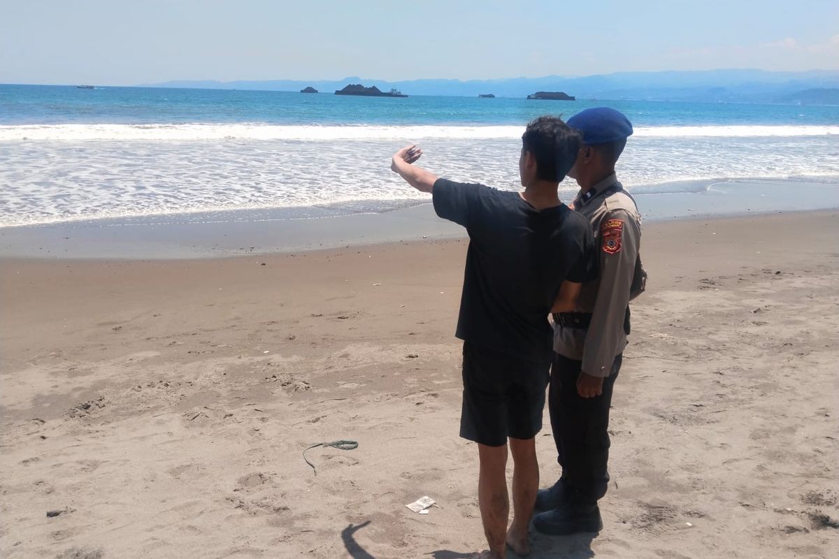Salah seorang saksi, saat memberikan keterangan kepada Polairud Polres Sukabumi tentang pelajar bernama Lang Lang Buana tenggela di pantai Cipaturagan, Senin (16/9/2024(.