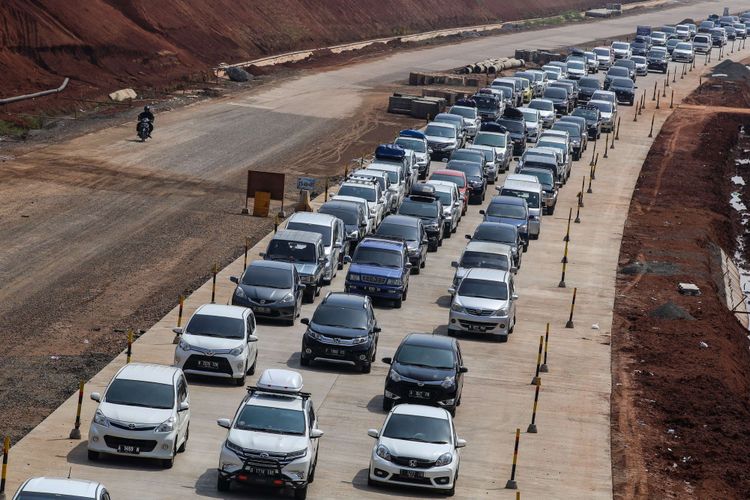 Kendaraan pemudik melintasi di ruas tol fungsional Batang-Semarang, Jawa Tengah, Selasa (12/6/2018). Kenaikan volume kendaraan mengakibatkan antrean sepanjang 1 kilometer jelang exit toll Grinsing dan adanya pembangunan Jembatan Kalikuto dan dijadwalkan baru akan selesai pada H-2 lebaran.