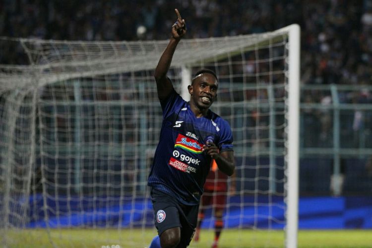 Pemain Arema FC, Ricky Kayame, mencetak gol ke gawang Borneo FC di Stadion Kanjuruhan, Malang, Jumat (13/9/2019).
