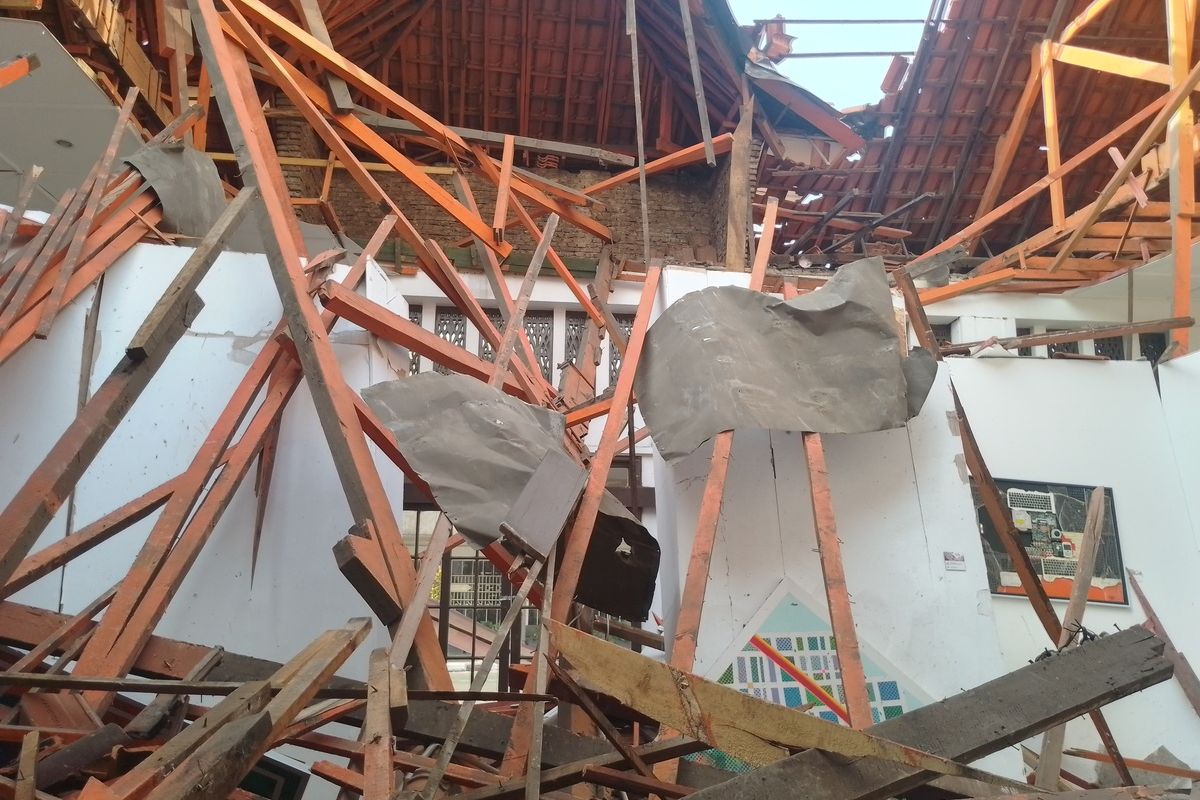 Situasi atap Gedung Yayasan Pusat Kebudayaan (YPK) di Jalan Naripan, Kota Bandung, Jawa Barat yang ambruk menimpa sejumlah karya seni AR. Soedarto yang sedang dipamerkan, Selasa (29/10/2024).