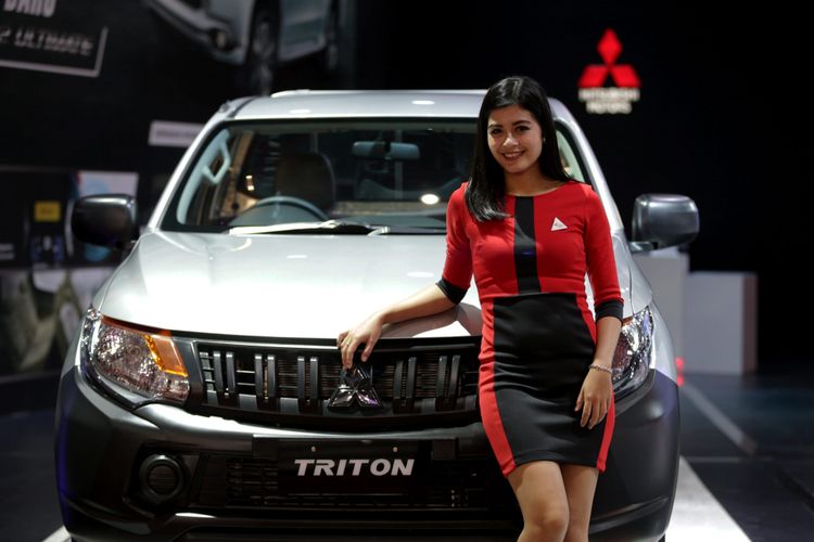 Sales promotion girl berpose di depan Mitsubishi Triton saat ajang Indonesia International Motor Show (IIMS) 2017 di JI Expo, Kemayoran, Jakarta, Jumat (28/4/2017).