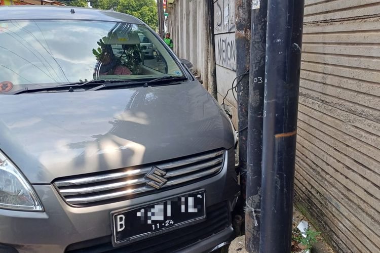 Sebuag mobil bermerek Suzuki menabrak tiang listrik di Jalan Baung, Kebagusan, Pasar Minggu, Jakarta Selatan, Minggu (14/4/2024).