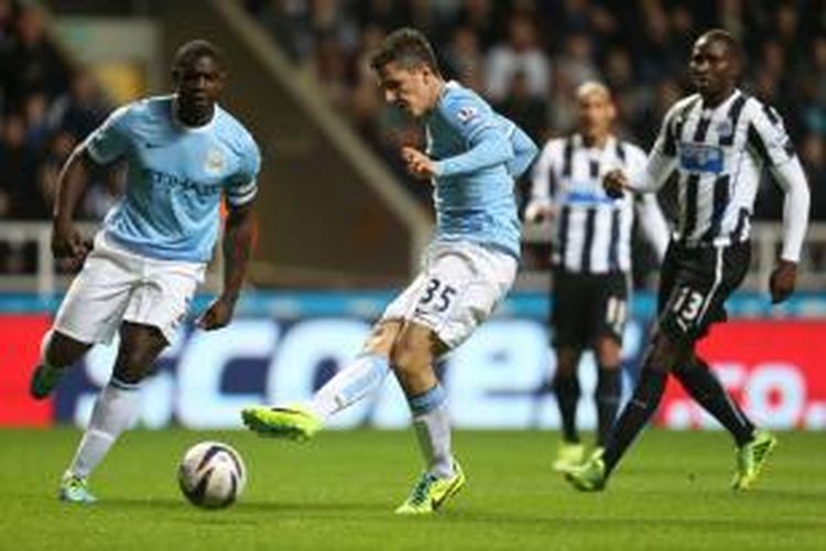 Striker Manchester City, Steven Jovetic (tengah) saat mencoba menendang bola ke gawang Newcastle pada putaran IV Piala Liga Inggris (Capital One Cup) di St James Park, Rabu atau Kamis (31/10/2013). 