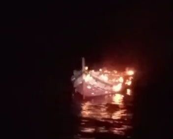 Korsleting Genset, Kapal Nelayan di Bangka Terbakar dan Karam, 5 ABK Lompat ke Laut