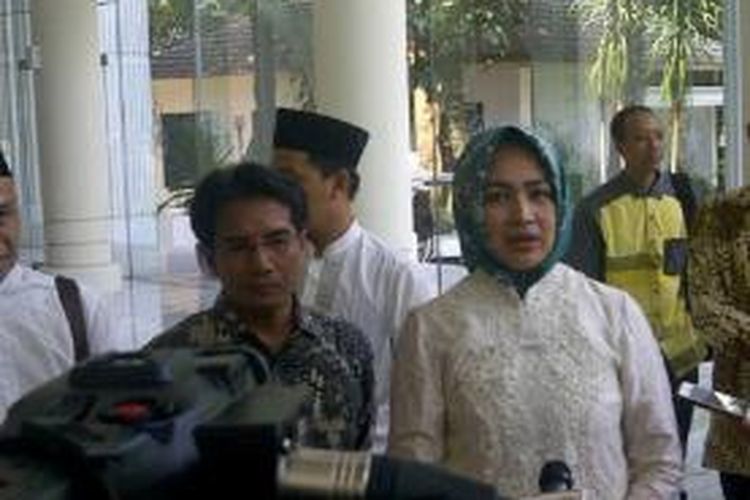 Wali Kota Tangerang Selatan Airin Rachmi Diany (kanan)