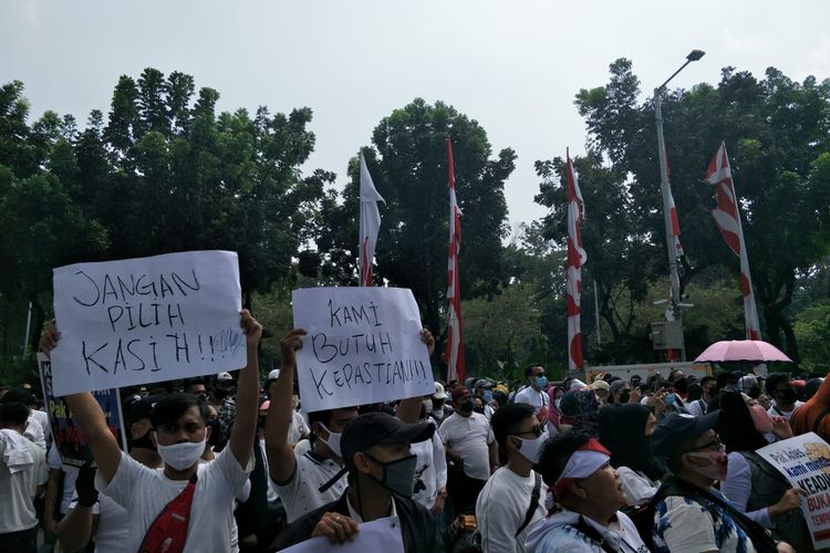 Sejumlah karyawan tempat hiburan yang tergabung dalam Asosiasi Pengusaha Hiburan Jakarta (Asphija) menggelar aksi unjuk rasa di depan Gedung Balai Kota, Jakarta Pusat, Selasa (21/7/2020). 