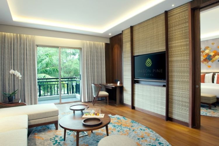Kamar suite yang dihadirkan oleh Mason Pine Hotel, Bandung. 