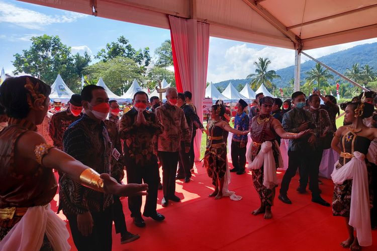 Gubernur Jateng Ganjar Pranowo mendampingi Ketua KPK Firli Bahuri dalam acara launching Desa Antikorupsi