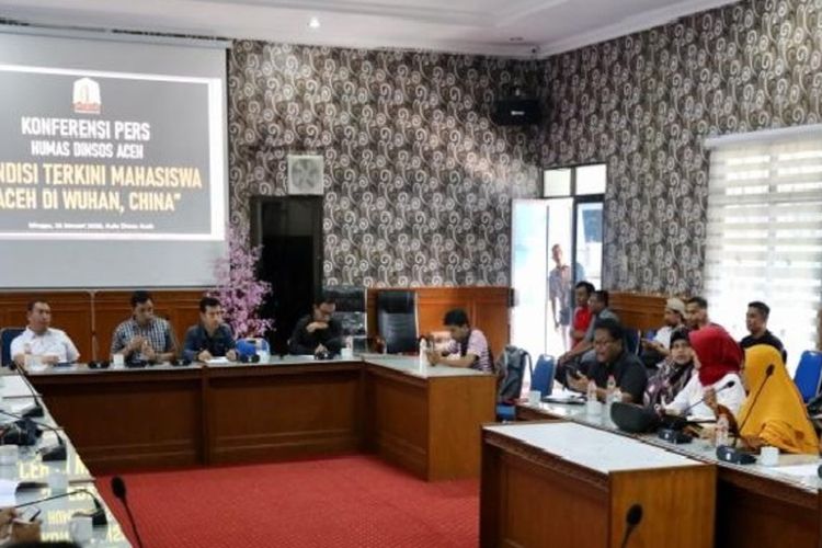 Pemerintah Ach melakukan jumpa pers menggambarkan situasi terkini mahasiswa asal aceh di wuhan, China dan sikap pemerintah Aceh menyikapi situasi para mahasiswa. Dilaporkan Kondisi Mahasiswa Asal Aceh di Wuhan dalam keadaan baik baik saja.*****