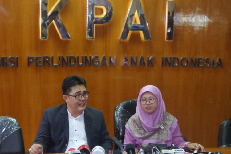 Kuasa hukum Enji, Denny Karel, didampingi Sekjen KPAI Rita Purnawati dalam konferensi pers di gedung KPAI, Menteng, Jakarta Pusat, Senin (20/3/2017).