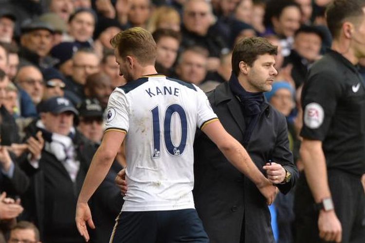 Penyerang Tottenham Hotspur, Harry Kane (kiri), mendapatakan ucapan selamat dari pelatih  Mauricio Pochettino (kanan) saat Kane meninggalkan lapangan dalam pertandingan Premier League melawan Stoke City di White Hart Lane pada 26 Februari 2017.  

