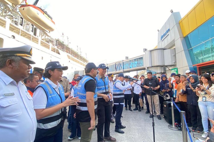 Menteri Koordinator Bidang Infrastruktur dan Pembangunan Kewilayahan (Menko IPK) Agus Harimurti Yudhoyono meninjau langsung fasilitas di Terminal Penumpang Nusantara Pura PT Pelabuhan Indonesia (Persero) (Pelindo) di Tanjung Priok, Minggu (29/12/2024).