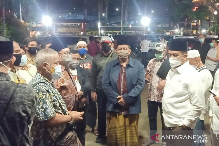 Muslih (tengah) yang merupakan paman salah satu pengawal Rizieq Shihab yang tewas, Andi Oktiawan, berdialog dengan Lolitisi Gerindra Fadli Zon di depan IGD RS Polri Kramat Jati, Jakarta Timur, Selasa (8/12/2020). 