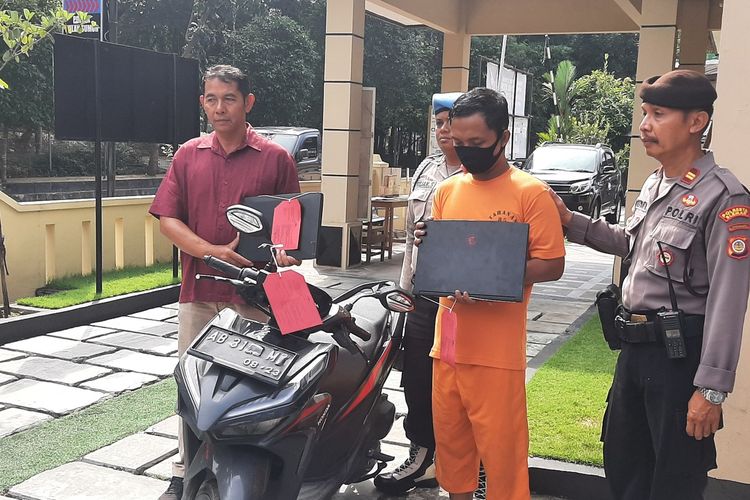 Pelaku pencurian laptop di salah satu indekos di Sleman, berinisial WM (25) warga Cilacap, Jawa Tengah saat di Mapolsek Bulaksumur, Sleman.