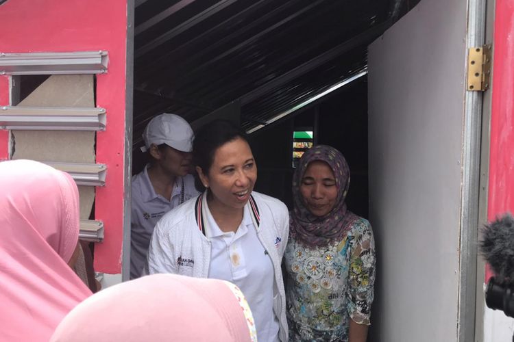 Menteri BUMN Rini M. Soemarno ketika meninjau RRG dan MCK di Lombok, Jumat (28/9/2018)