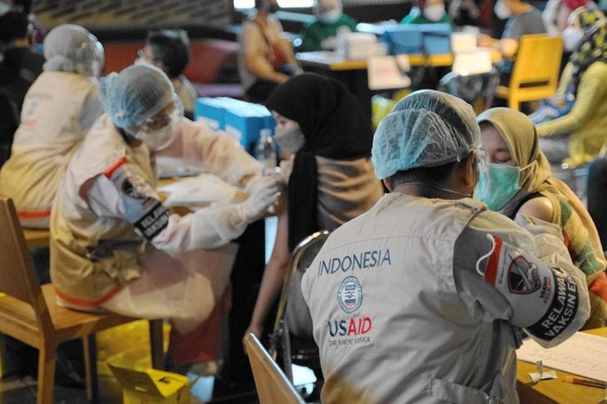 A Covid-19 vaccination activity in collaboration with the United States Agency for International Development (USAID) is held in Indonesia. 