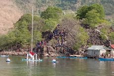 HUT Ke-76 RI, Pemerintah dan Warga Desa Wisata Kojadoi Upacara di Atas Perahu