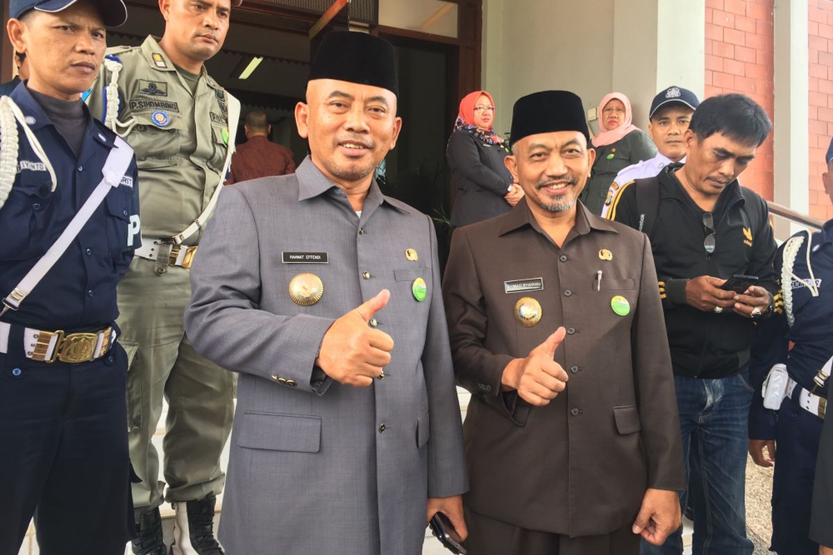 Wali Kota Bekasi, Rahmat Effendi (kiri) dan Wakil Wali Kota Bekasi, Ahmad Syaikhu (kanan) usai melakukan rapat di Gedung DPRD Kota Bekasi, Kamis (8/7/2017).