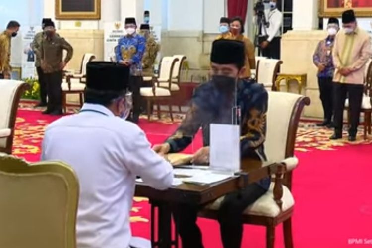 Presiden Joko Widodo menyerahkan zakat kepada Badan Amil Zakat Nasional (Baznas) di Istana Negara, Kamis (15/4/2021). 