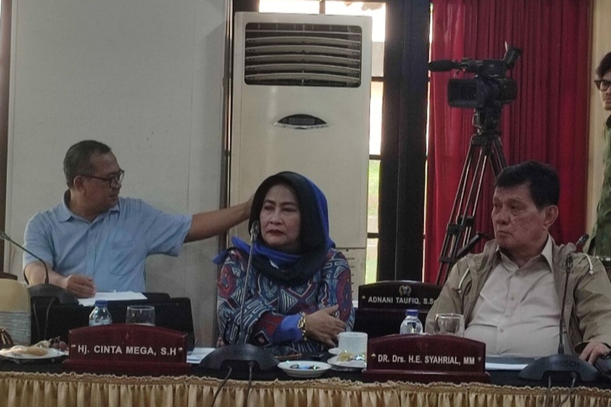 Anggota DPRD DKI Jakarta Cinta Mega menghadiri rapat kerja bersama Pemerintah Provinsi (Pemprov) DKI Jakarta di Grand Cempaka, Bogor, Jawa Barat, Selasa (10/10/2023).