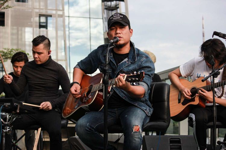 Band Armada tampil di acara Rooftop Gigs di Menara Kompas, Palmerah, Jakarta Pusat, Selasa (25/2/2020).