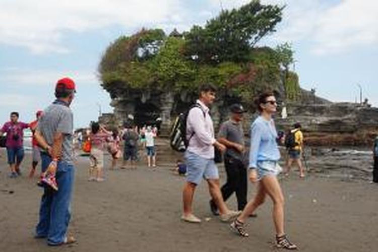Kunjungan wisatawan di obyek wisata Pura Tanah Lot, Kabupaten Tabanan, Bali, Jumat (26/6/2015).