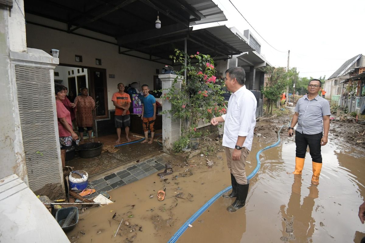 Pj Gubernur Jabar, Bey Machmudin saat meninjau pemukiman warga terdampak banjir di Kecamatan Sumber, Kabupaten Cirebon, Minggu (19/1/2025).