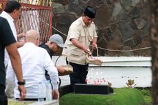 Usai Pemungutan Suara, Prabowo Ziarah ke Makam Ayah dan Ibunya