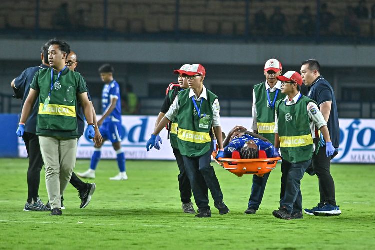 Momen penyerang Persib Bandung Ramon Tanque ditandu keluar lapangan akibat cedera saat menghadapi Western Sydney Wanderers (Australia) dalam laga pershabatan internasional, Sabtu (2/8/2025) di Stadion Gelora Bandung Lautan Api (GBLA). 