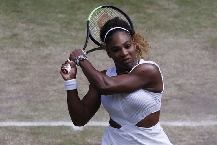 Serena Williams mengayunkan raketnya pada semifinal Wimbledon 2019, 11 Juli 2019. 