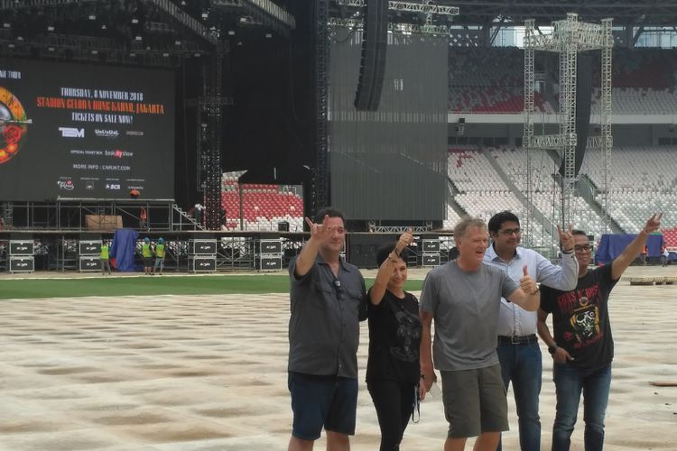 (dari kiri) Ron Chamberlain (GNR Tour Representative) Samantha Tzovolos (Promotor Third Eye Management/TEM), Dale Skjerseth (GNR Production Manager), Sudir Syahl (CEO Bookmyshow), dan Adib Hidayat (Perwakilan Promotor) saat meninjau venue konser Guns N Roses di GBK, Jakarta Pusat, Selasa (6/11/2018).