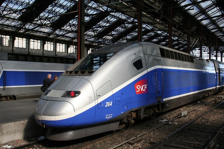 Salah satu kereta cepat Perancis yang dioperasikan perusahaan SCNF.