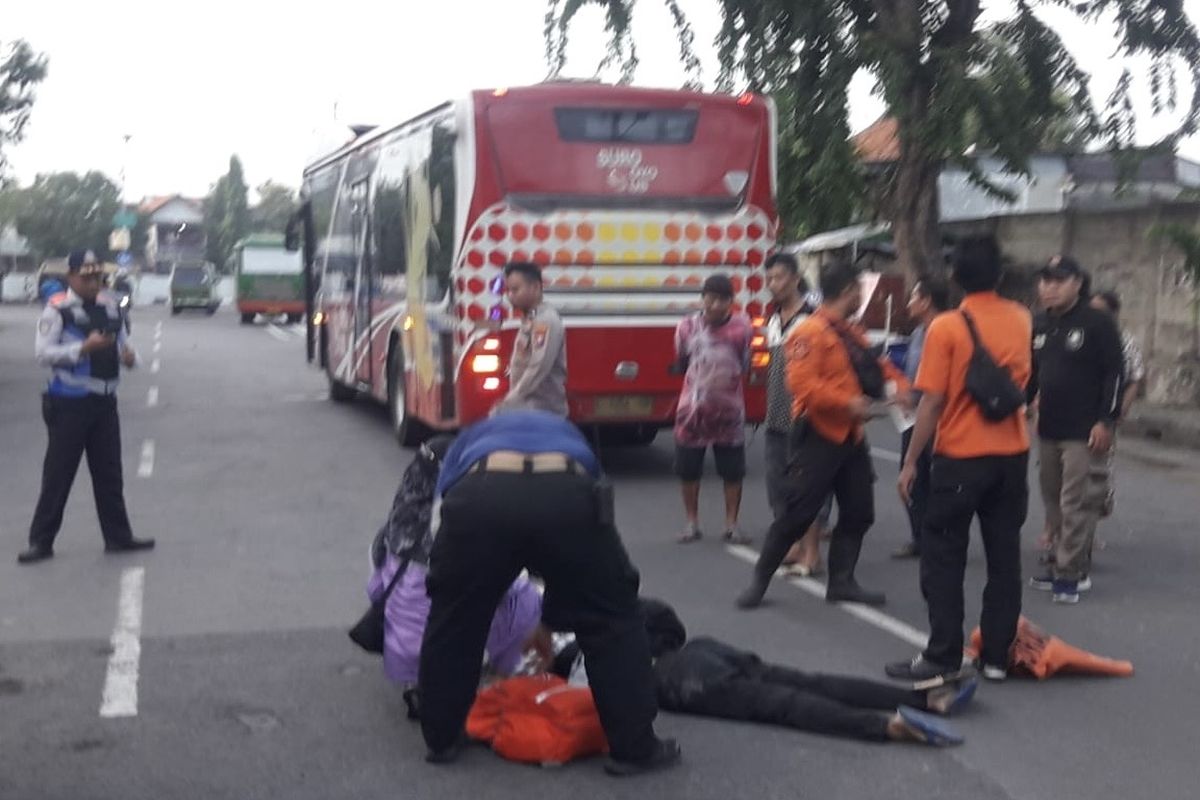 Evakuasi penyeberang jalan yang tertabrak Suroboyo Bus hingga tewas, Rabu (5/2/2025).