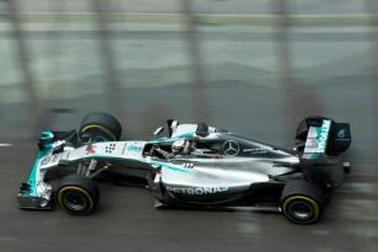 Pebalap Mercedes asal Inggris, Lewis Hamilton, membalap di Red Bull Ring, Spielberg, pada sesi latihan partama GP Austria, Jumat (20/6/2014).
