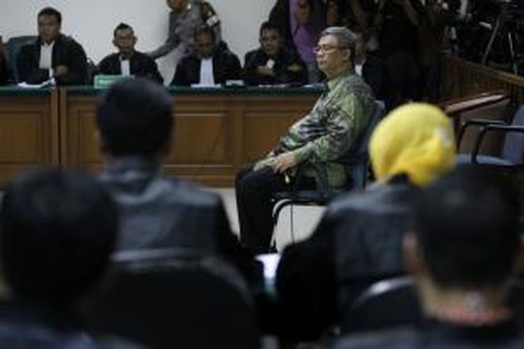 Mantan Ketua Mahkamah Konstitusi, Akil Mochtar menunggu menjalani sidang perdana di Pengadilan Khusus Tindak Pidana Korupsi, Jakarta, Kamis (20/2/2014). Sidang perdana dengan agenda pembacaan dakwaan tersebut terkait kasus dugaan suap penanganan sengketa Pilkada di Mahkamah Konstitusi. KOMPAS IMAGES/KRISTIANTO PURNOMO 