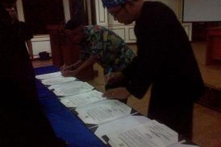 Wali Kota Bandung dan Direktur Gratifikasi KPK menjadi saksi ketika seluruh Kepala Dinas dan Camat di Kota Bandung menandatangani komitmen antigratifikasi bersama Komisi Pemberantasan Korupsi (KPK) di ruang serbaguna Pemerintah Kota Bandung, Rabu (5/3/2014).
